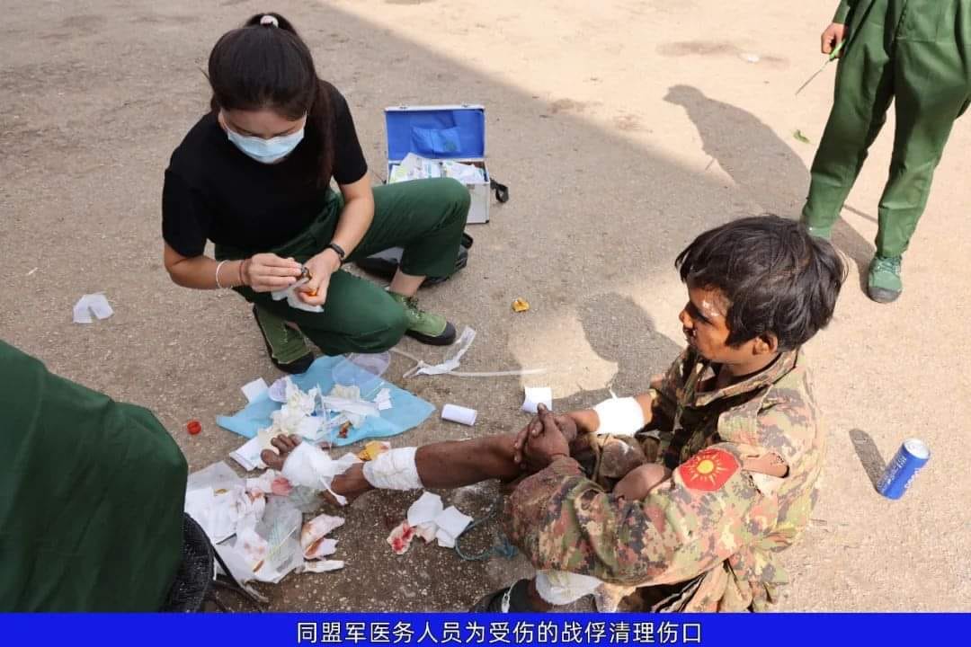 (နမ့်စလပ်ရွာအခြေစိုက် စစ်ကောင်စီ၏ ခမရ(၅၆၇ ) နှင့် (၅၆၈) တပ်ရင်းဌာနချုပ်များသိမ်းပိုက်မှုအတွင်း သိမ်းဆည်းရရှိသော လက်နက်ခဲယမ်းများနှင့် စစ်သုံ့ပန်းများ။ ဓာတ်ပုံ - The Kokang)