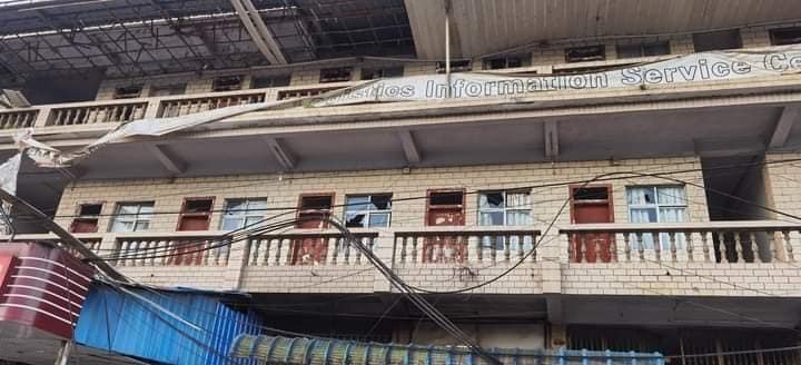 မူဆယ် ၁၀၅မိုင်တွင် ယမန်နေ့ကဖြစ်ခဲ့သောတိုက်ပွဲအတွင်း ဈေးဆိုင်ခန်းများနှင့် အဆောက်အဦးအချို့ ထိခိုက်ပျက်စီးနေသည်ကို တွေ့ရစဉ်။ ဓာတ်ပုံ - CJ