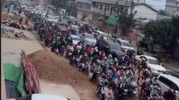 (လောက်ကိုင်မြို့မှ စွန့်ခွာတိမ်းရှောင်ကြသူများအား တွေ့ရစဉ်။ ဓာတ်ပုံ - CJ)