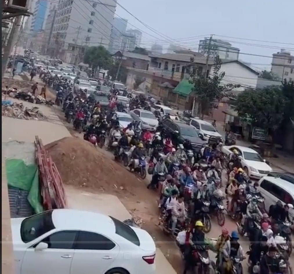 (လောက်ကိုင်မြို့မှ စွန့်ခွာတိမ်းရှောင်ကြသူများအား တွေ့ရစဉ်။ ဓာတ်ပုံ - CJ)