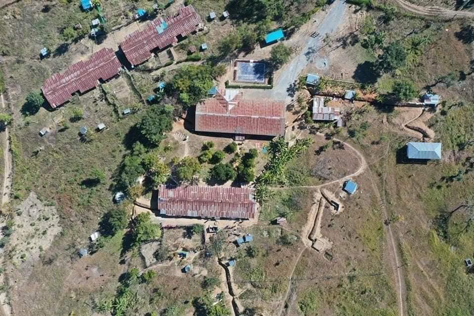 (ရေဇွာမြို့ ဆိုင်းဘုတ်နှင့် မြိုကိုအပေါ်စီးမှ မြင်တွေ့ရမှု။ဓါတ်ပုံ-CJ)