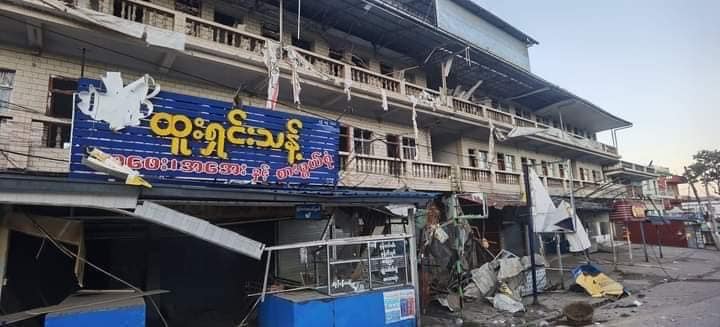 မူဆယ် ၁၀၅မိုင်တွင် ယမန်နေ့ကဖြစ်ခဲ့သောတိုက်ပွဲအတွင်း ဈေးဆိုင်ခန်းများနှင့် အဆောက်အဦးအချို့ ထိခိုက်ပျက်စီးနေသည်ကို တွေ့ရစဉ်။ ဓာတ်ပုံ - CJ