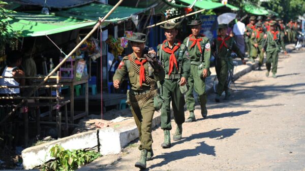 (ရခိုင်ပြည်နယ် စစ်တွေမြို့၌ စစ်ကောင်စီတပ်ဖွဲ့ဝင်များကို ၂၀၁၂ အောက်တိုဘာအတွင်းက တွေ့ရစဉ်။ ဓာတ်ပုံ- Getty Images)