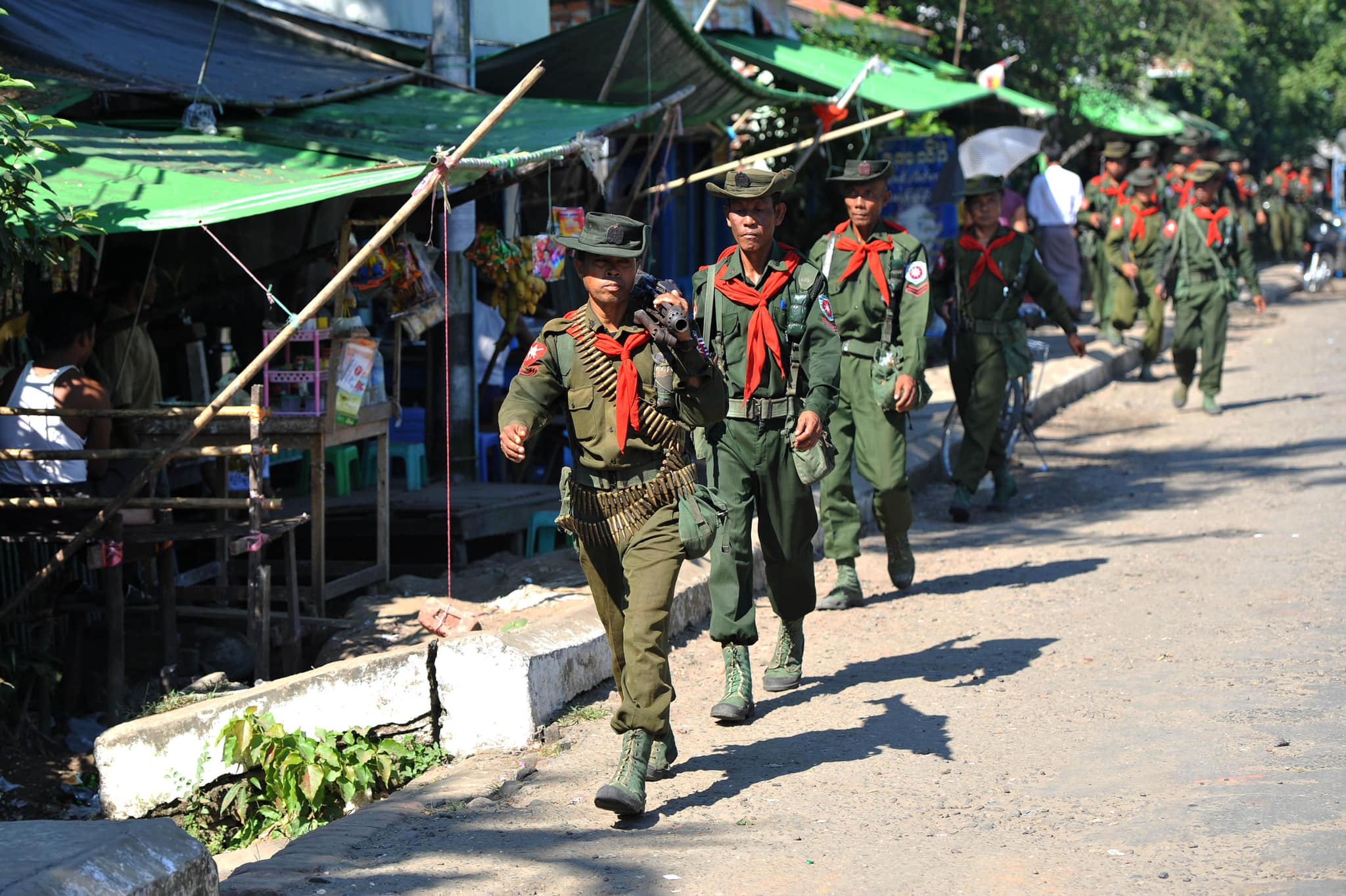 (ရခိုင်ပြည်နယ် စစ်တွေမြို့၌ စစ်ကောင်စီတပ်ဖွဲ့ဝင်များကို ၂၀၁၂ အောက်တိုဘာအတွင်းက တွေ့ရစဉ်။ ဓာတ်ပုံ- Getty Images)