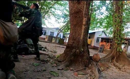 (ဝေါမြို့နယ်ရှိ စစ်ကောင်စီလက်အောက်ခံ သူရဲသမိန်ရဲစခန်းအား စီးနင်းတိုက်ခိုက်ခဲ့စဥ်။ ဓာတ်ပုံ - ဝေါ(ပကဖ))