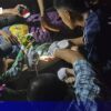 (စစ်ကောင်စီတပ် ပစ်ခတ်၍ ဒဏ်ရာရရှိသူအမျိုးသမီးအား ဆေးကုသမှုပေးနေစဥ်။ ဓာတ်ပုံ - KNU)