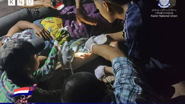 (စစ်ကောင်စီတပ် ပစ်ခတ်၍ ဒဏ်ရာရရှိသူအမျိုးသမီးအား ဆေးကုသမှုပေးနေစဥ်။ ဓာတ်ပုံ - KNU)