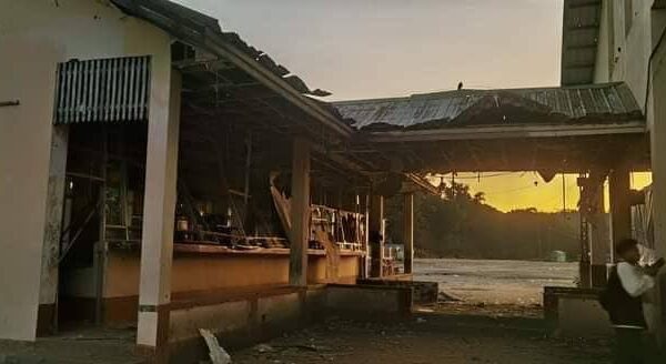 (မူဆယ် ၁၀၅မိုင်တွင် နိုဝင်ဘာ ၂၆ရက်ကဖြစ်ခဲ့သောတိုက်ပွဲအတွင်း ဈေးဆိုင်ခန်းများနှင့် အဆောက်အဦးအချို့ ထိခိုက်ပျက်စီးနေသည်ကို တွေ့ရစဉ်။ ဓာတ်ပုံ - CJ)