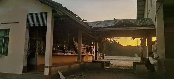(မူဆယ် ၁၀၅မိုင်တွင် နိုဝင်ဘာ ၂၆ရက်ကဖြစ်ခဲ့သောတိုက်ပွဲအတွင်း ဈေးဆိုင်ခန်းများနှင့် အဆောက်အဦးအချို့ ထိခိုက်ပျက်စီးနေသည်ကို တွေ့ရစဉ်။ ဓာတ်ပုံ - CJ)