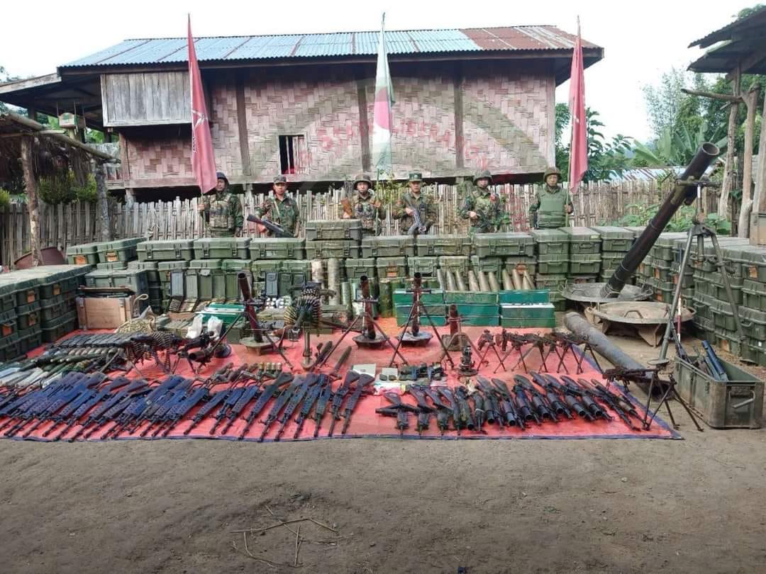 (စစ်တပ် စခန်းများ ၊မြို့များကို တစ်ခုပြီးတစ်ခုသိမ်းနေသောMNDAA နှင့် ညီနောင်မဟာမိတ် တပ်ဖွဲ့ဝင်များ။ ဓါတ်ပုံ-The Kokang)