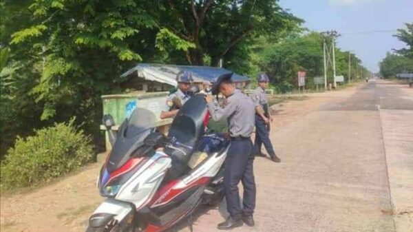 မိတ္ထီလာမြို့တွင် ဆိုင်ကယ်များအား စစ်ဆေးနေသော စစ်ကောင်စီတပ်ဖွဲ့ဝင်များအား တွေ့ရစဥ်။ ဓာတ်ပုံ-Cj