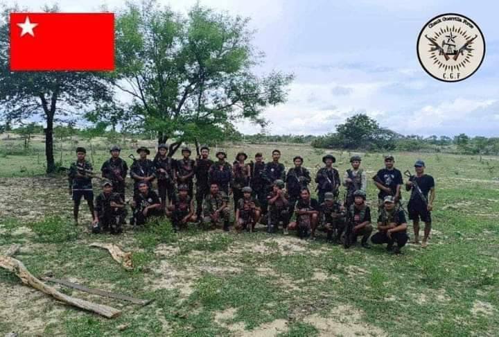 (ချောက်မြို့နယ်စည်ပင်ရုံးနှင့် Chauk Guerrilla Force(CGF)အဖွဲ့ဝင် ရဲဘော်များအား တွေ့ရစဥ်။ ဓာတ်ပုံ - CJ)