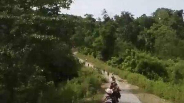(ပဲခူးရိုးမဖြတ်လမ်းတစ်နေရာတွင် တွေ့ရသော သာယာဝတီခရိုင် တပ်ရင်း ၃၈၀၂မှ ရဲဘော်အချို့အား တွေ့ရစဉ်။ ဓာတ်ပုံ - ပေးပို့)
