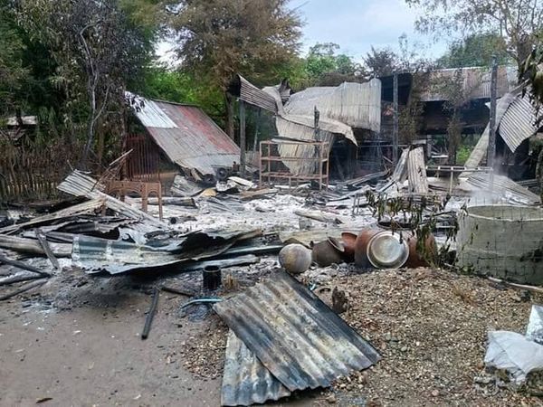 မြကုန်းကျေးရွာအား စစ်တပ်က မီးရှို့ဖျက်ဆီးသွားပြီးနောက် တွေ့ရစဥ်။ ဓာတ်ပုံ - ပုလဲ(ပအဖ)