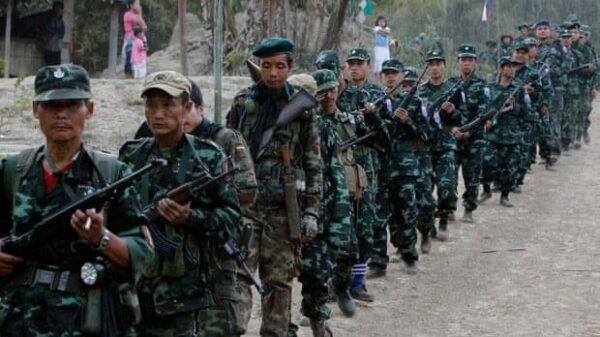 (၂၀၁၂ ဇန်န၀ါရီ ၃၁ ရက်က ကျင်းပသည့် (၆၃) နှစ်မြောက် ကရင်တော်လှန်ရေးနေ့အခမ်းအနား၌ ကရင်အမျိုးသားအစည်းအရုံး (KNU) တပ်ဖွဲ့ဝင်များအား တွေ့ရစဉ်။ဓာတ်ပုံ - ရိုက်တာ)
