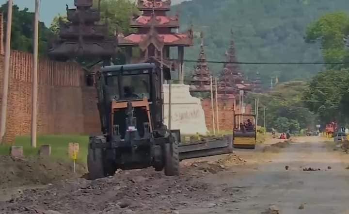 (စစ်တပ်အာဏာသိမ်းပြီးစ မန္တလေးမြို့မြင်ကွင်းနှင့် စစ်ကောင်စီက နန်းမြို့ရိုးကျုံးအနီး ဥယာဥ်တည်ဆောက်ရန်မြေတူးစဥ်။ ဓါတ်ပုံ-CJ)