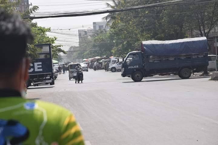 (စစ်တပ်အာဏာသိမ်းပြီးစ မန္တလေးမြို့မြင်ကွင်းနှင့် စစ်ကောင်စီက နန်းမြို့ရိုးကျုံးအနီး ဥယာဥ်တည်ဆောက်ရန်မြေတူးစဥ်။ ဓါတ်ပုံ-CJ)