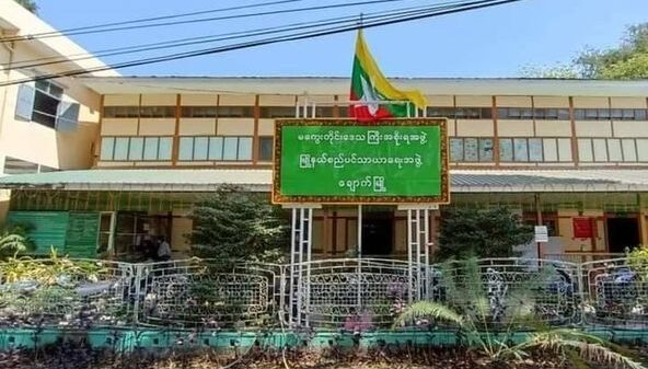 (ချောက်မြို့နယ်စည်ပင်ရုံးနှင့် Chauk Guerrilla Force(CGF)အဖွဲ့ဝင် ရဲဘော်များအား တွေ့ရစဥ်။ ဓာတ်ပုံ - CJ)