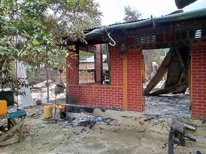 မြကုန်းကျေးရွာအား စစ်တပ်က မီးရှို့ဖျက်ဆီးသွားပြီးနောက် တွေ့ရစဥ်။ ဓာတ်ပုံ - ပုလဲ(ပအဖ)