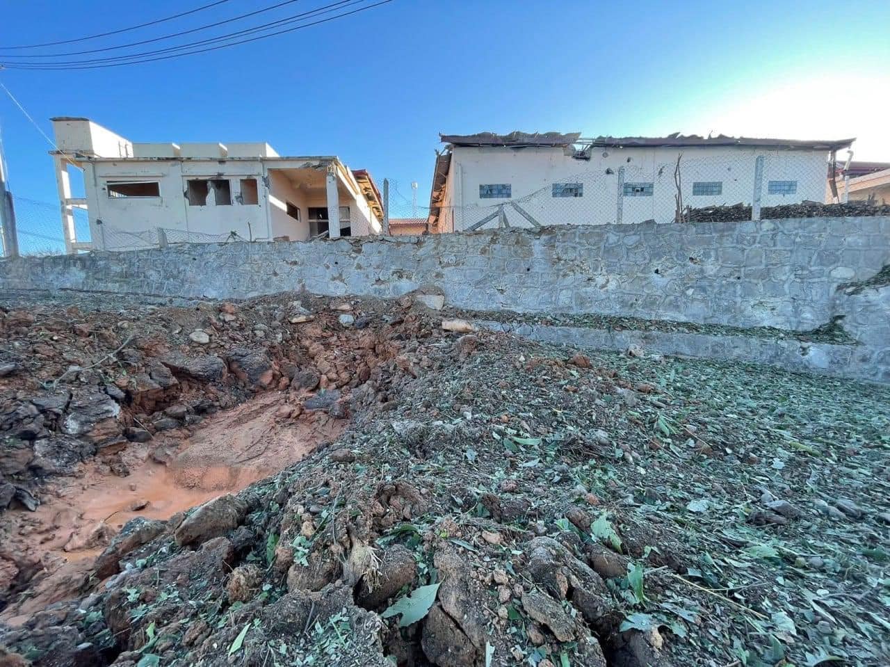 (စစ်ကောင်စီတပ် ပစ်ခတ်မှုကြောင့် နန့်ခမ်းမြို့နယ် မန်အောင်ကျေးရွာရှိ တိုက်နယ်ဆေးရုံ ထိခိုက်ပျက်စီးနေသည်ကို နိုဝင်ဘာ ၂၆ရက်က တွေ့ရစဉ်။ ဓာတ်ပုံ - The Ta'ang)