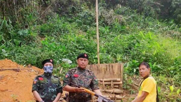 (လက်နက်ဖြင့် အလင်းဝင်လာသော ရဲတပ်ကြပ် မင်းနောင်အား တွေ့ရစဥ်။ ဓာတ်ပုံ - MOD)