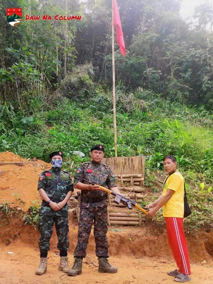 (လက်နက်ဖြင့် အလင်းဝင်လာသော ရဲတပ်ကြပ် မင်းနောင်အား တွေ့ရစဥ်။ ဓာတ်ပုံ - MOD)