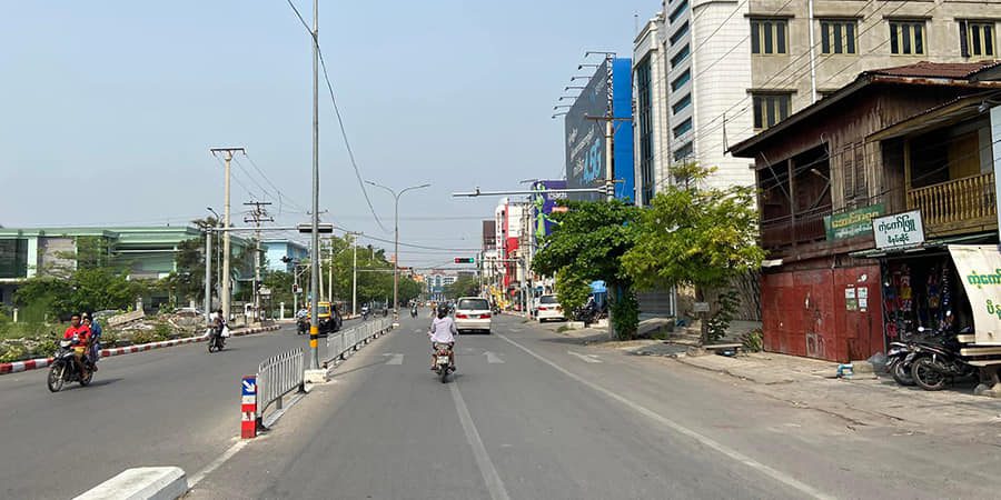 (စစ်တပ်အာဏာသိမ်းပြီးစ မန္တလေးမြို့မြင်ကွင်းနှင့် စစ်ကောင်စီက နန်းမြို့ရိုးကျုံးအနီး ဥယာဥ်တည်ဆောက်ရန်မြေတူးစဥ်။ ဓါတ်ပုံ-CJ)