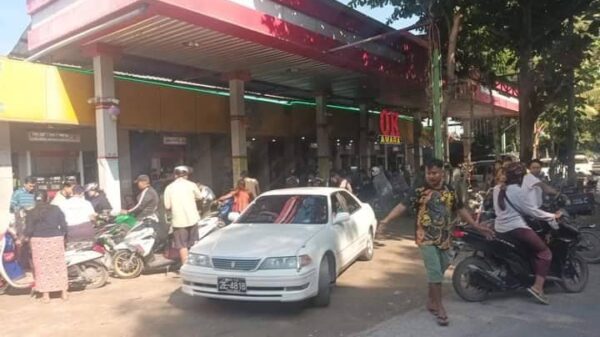 စက်သုံးဆီဝယ်ယူရန် တန်းစီနေသည့်ယာဥ်များအား တွေ့ရစဥ်။ ဓာတ်ပုံ - CJ