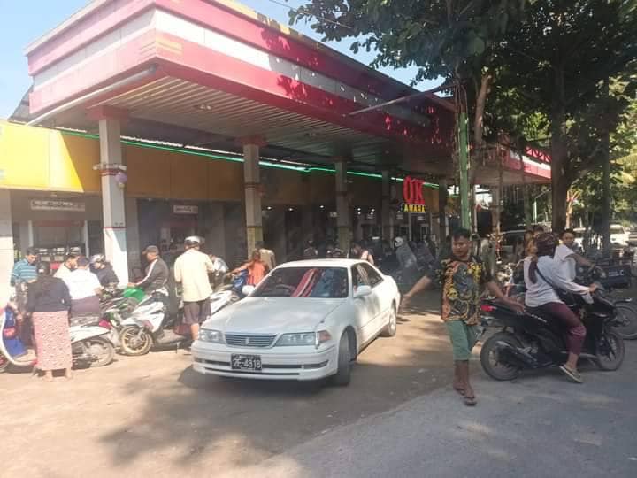 စက်သုံးဆီဝယ်ယူရန် တန်းစီနေသည့်ယာဥ်များအား တွေ့ရစဥ်။ ဓာတ်ပုံ - CJ