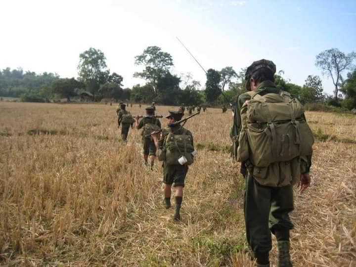 (ကချင်လွတ်လပ်ရေးတပ်မတော်(KIA)မှ ရဲဘော်များအား ရှေ့တန်းတနေရာ၌ တွေ့ရစဉ်)
