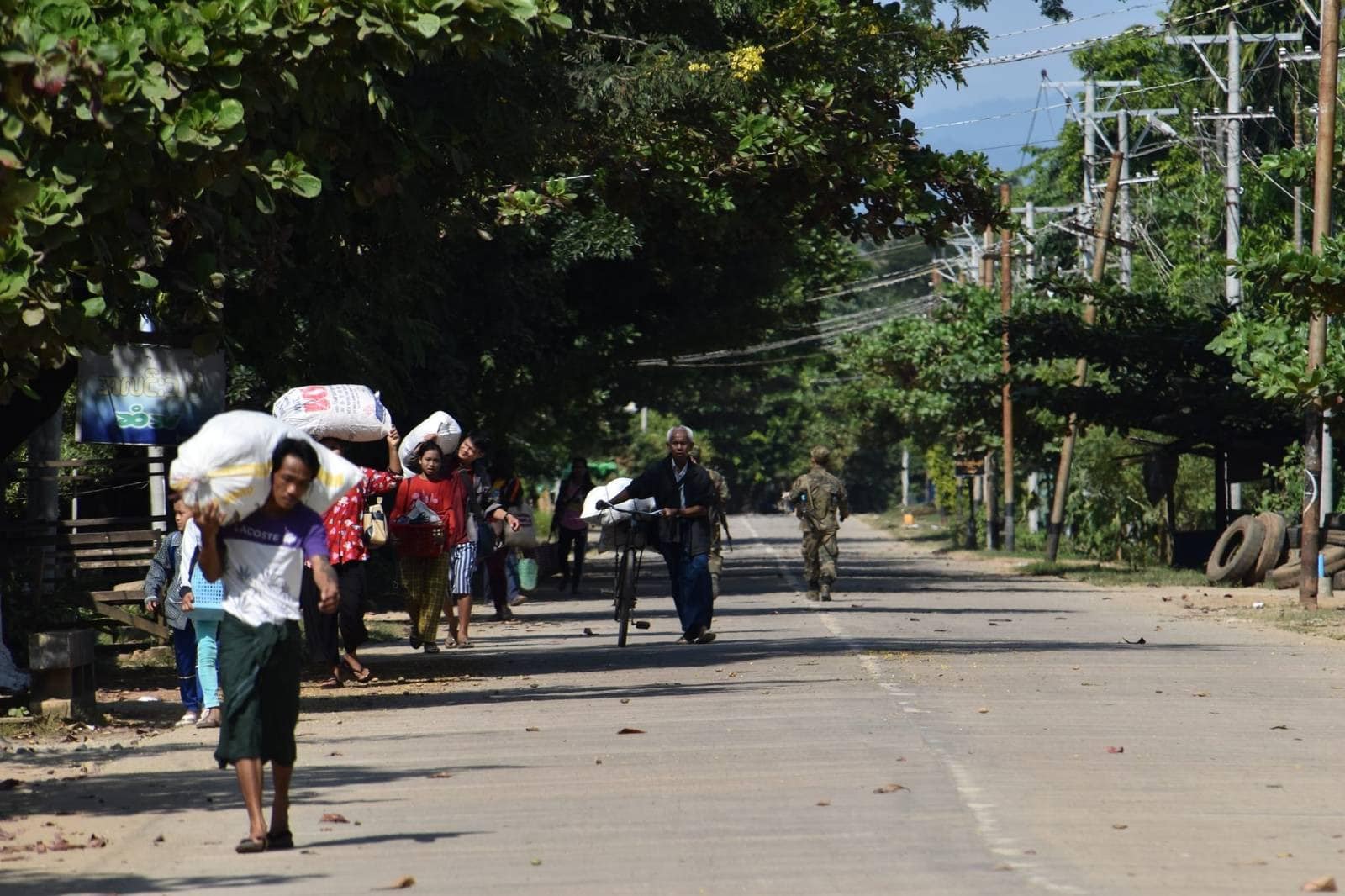(ကောလင်းမြို့ကို ပြည်သူ့ကာကွယ်ရေးတပ်ဖွဲ့များက သိမ်းပိုက်ပြီးနောက် တွေ့ရစဉ်။ ဓာတ်ပုံ - KL)