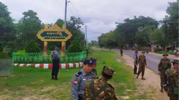 (အရာတော်မြို့အဝင်စစ်ဆေးရေးဂိတ်ရှိ စစ်ကောင်စီတပ်အား ယမန်နှစ်အတွင်းက တွေ့ရစဥ်။ ဓာတ်ပုံ - Cj)