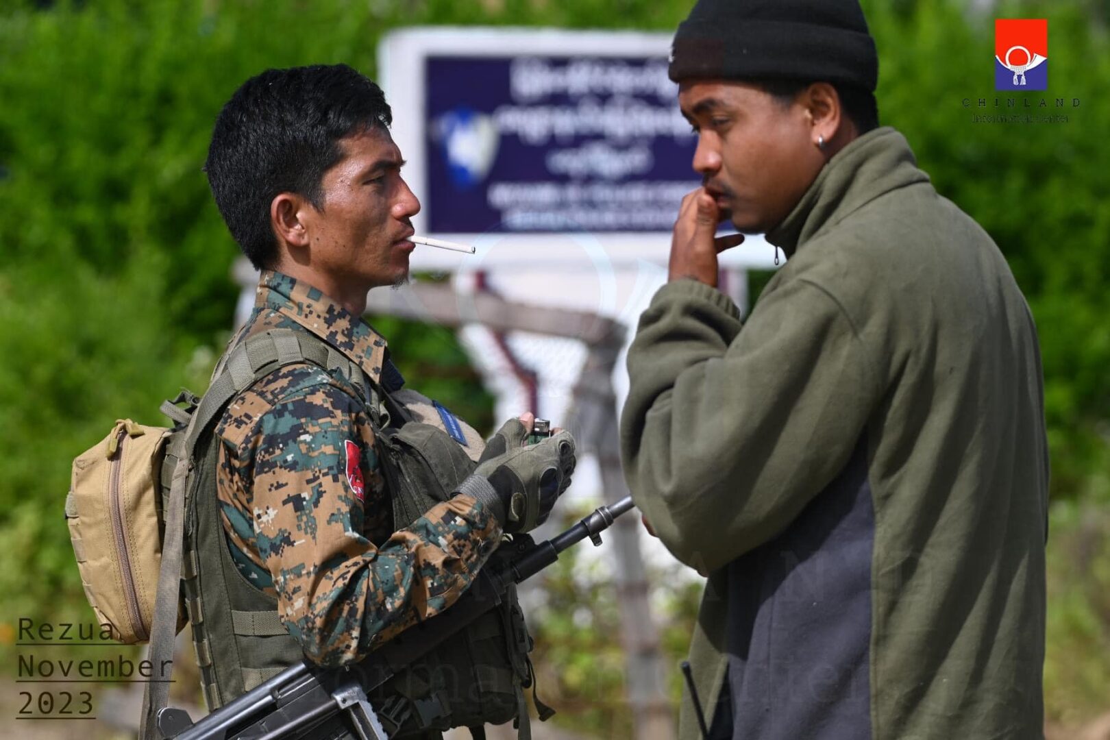 (ရေဇွာမြို့သိမ်းအား တိုက်ခိုက်သိမ်းပိုက်ပြီးနောက် မြင်ကွင်းနှင့် အောင်ပွဲပြန်ရဲဘော်များအား ဒေသခံများက ကြိုဆိုနေစဉ်။ ဓာတ်ပုံ - CIC)