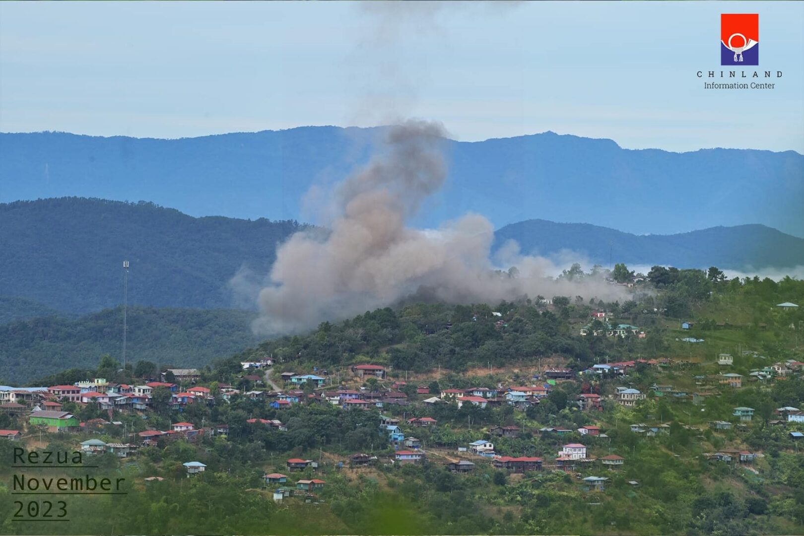 (ရေဇွာမြို့သိမ်းအား တိုက်ခိုက်သိမ်းပိုက်ပြီးနောက် မြင်ကွင်းနှင့် အောင်ပွဲပြန်ရဲဘော်များအား ဒေသခံများက ကြိုဆိုနေစဉ်။ ဓာတ်ပုံ - CIC)