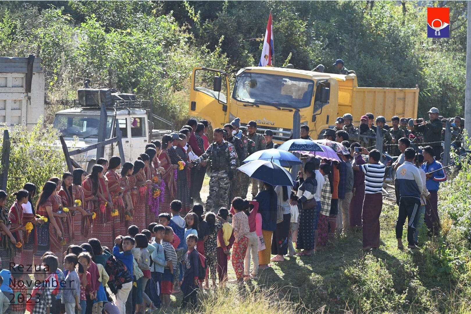 (ရေဇွာမြို့သိမ်းအား တိုက်ခိုက်သိမ်းပိုက်ပြီးနောက် မြင်ကွင်းနှင့် အောင်ပွဲပြန်ရဲဘော်များအား ဒေသခံများက ကြိုဆိုနေစဉ်။ ဓာတ်ပုံ - CIC)