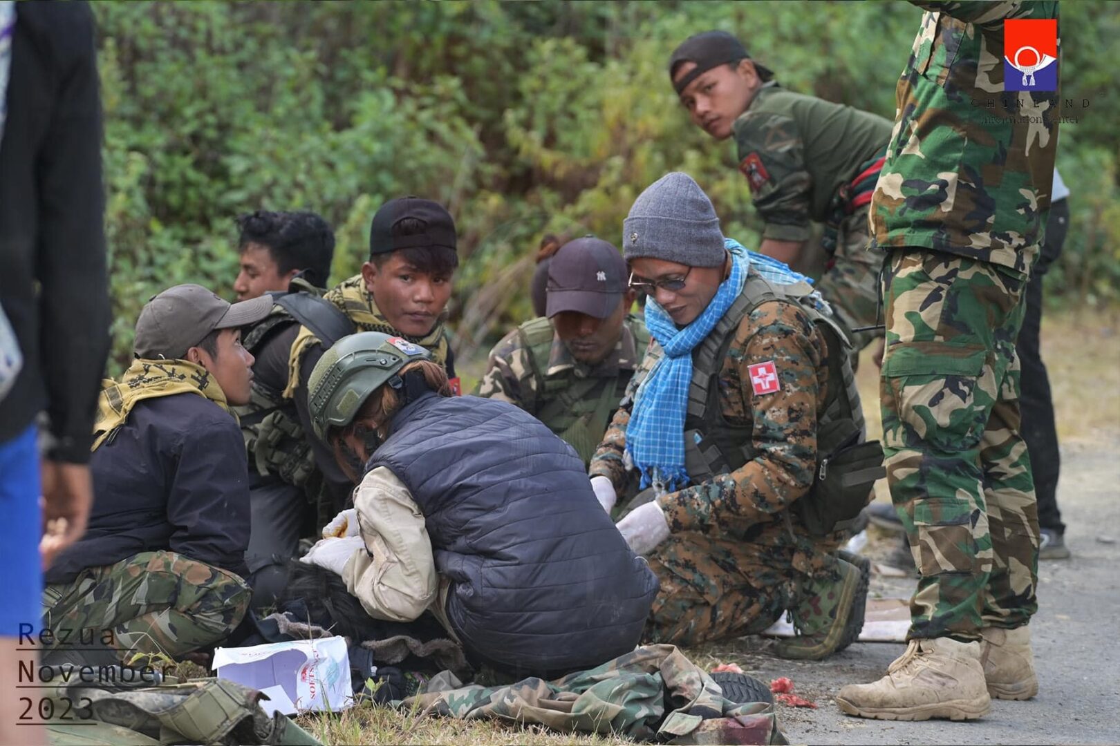 (ရေဇွာမြို့သိမ်းအား တိုက်ခိုက်သိမ်းပိုက်ပြီးနောက် မြင်ကွင်းနှင့် အောင်ပွဲပြန်ရဲဘော်များအား ဒေသခံများက ကြိုဆိုနေစဉ်။ ဓာတ်ပုံ - CIC)