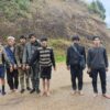 (ညီ​နောင်သုံးဖွဲ့က ဖမ်းဆီးခဲ့​သောစစ်သားနှင့်ပြည်သူ့စစ် ၇ ဦးနှင့် သိမ်းဆည်းရရှိ​သောလက်နက်ခဲယမ်းများ။ ဓါတ်ပုံ-The Kokang)