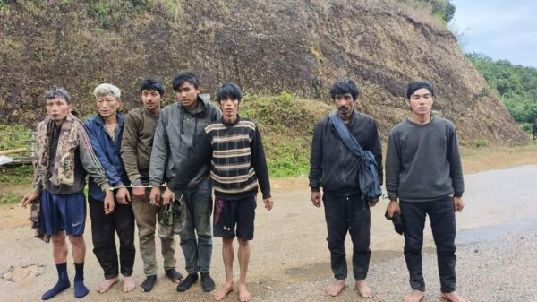 (ညီ​နောင်သုံးဖွဲ့က ဖမ်းဆီးခဲ့​သောစစ်သားနှင့်ပြည်သူ့စစ် ၇ ဦးနှင့် သိမ်းဆည်းရရှိ​သောလက်နက်ခဲယမ်းများ။ ဓါတ်ပုံ-The Kokang)