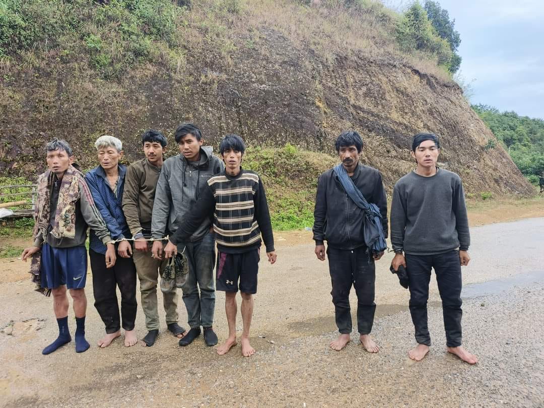 (ညီ​နောင်သုံးဖွဲ့က ဖမ်းဆီးခဲ့​သောစစ်သားနှင့်ပြည်သူ့စစ် ၇ ဦးနှင့် သိမ်းဆည်းရရှိ​သောလက်နက်ခဲယမ်းများ။ ဓါတ်ပုံ-The Kokang)
