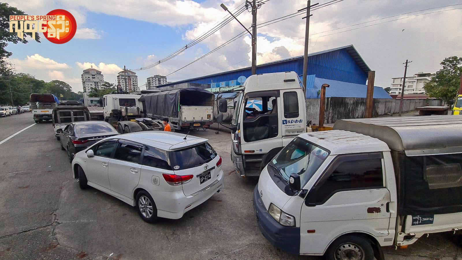 (နိုင်ငံတစ်ဝန်းတိုက်ပွဲများပြင်းထန်သလို ၊မီးပြတ် ၊စင်သုံးဆီပြတ် ၊မူဝါဒ မတည်ငြိမ်ပဲ စီးပွား​ရေးအ​ခြေအ​နေမှာဆိုးသထက်ဆို​နေသည်။ ရန်ကုန်တွင် ဆီပြတ်၍ ဝယ်ယူရန် တန်းစီ​နေကြ​သောကားများ ။ဓါတ်ပုံ-People's Spring)