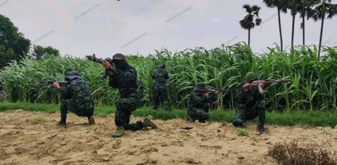 ညောင်ဦးခရိုင်ပကဖ(ပုဂံပြည်ဘီဘူးတပ်)၏ ရဲဘော်များအား တွေ့ရစဥ်။ ဓာတ်ပုံ-Bagan Ogre Force