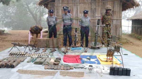 (လယ်ကြီးတပ်စခန်း၌ ဖမ်းဆီးမိသော စစ်သုံ့ပန်းများနှင့် သိမ်းဆည်းရရှိသော လက်နက်ခဲယမ်းများ။ ဓာတ်ပုံ - The Ta'ang Post)
