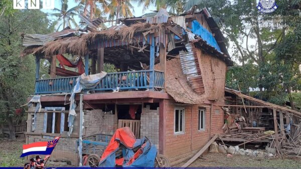 (စစ်ကောင်စီတပ် လေကြောင်းတိုက်ခိုက်မှုကြောင့် နေအိမ်များ ပျက်စီးမှုများနှင့် ဘေးလွတ်ရာတိမ်းရှောင်နေရသော ပြည်သူများအား တွေ့ရစဉ်။ ဓာတ်ပုံ - KNU)