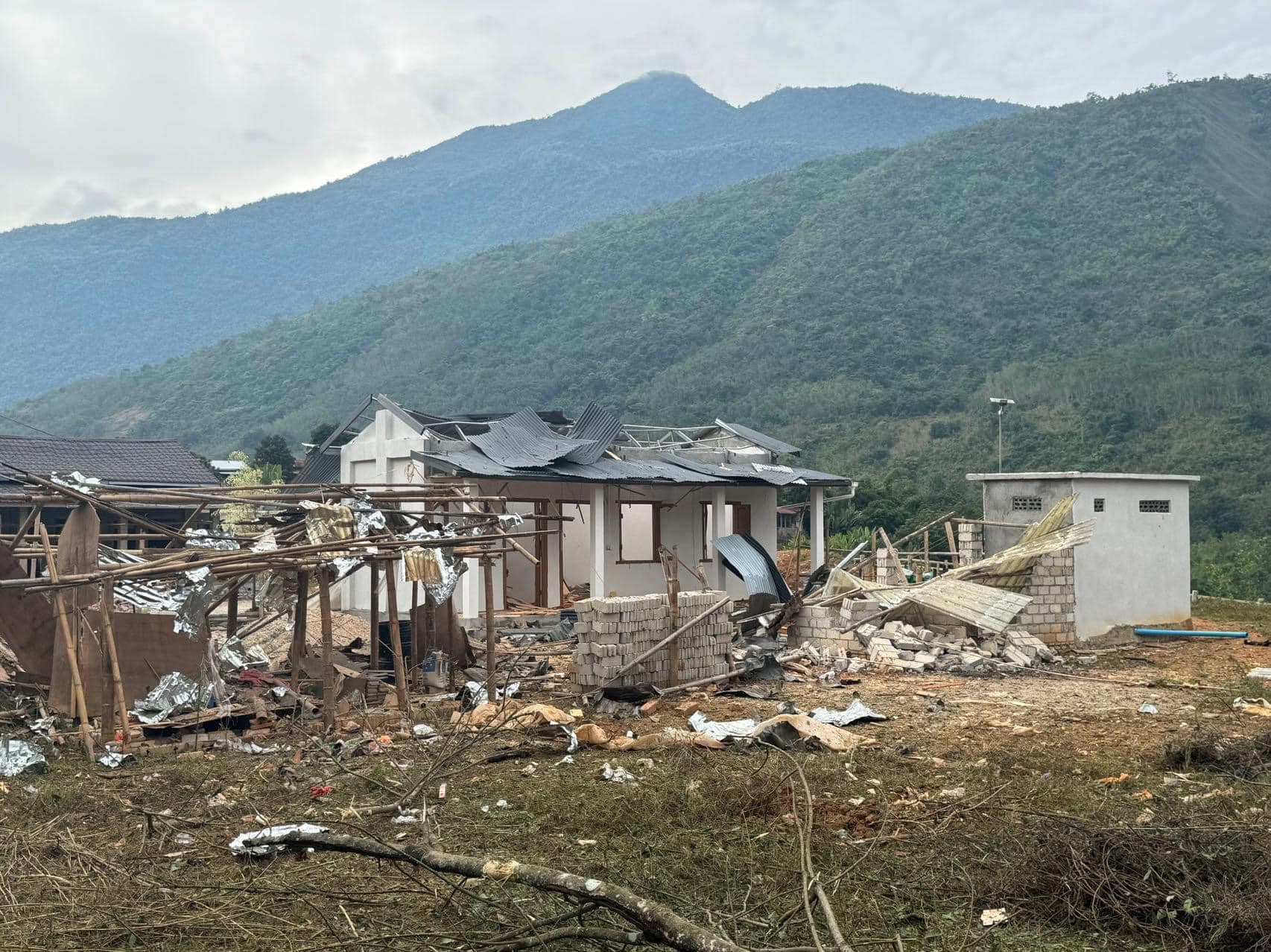 (ကွမ်းလုံဒေသ၌ စစ်ကောင်စီလေကြောင်းတိုက်ခိုက်မှုကြောင့် နေအိမ်များ ထိခိုက်ပျက်စီးမှုများအား တွေ့ရစဉ်။ ဓာတ်ပုံ - The Kokang)