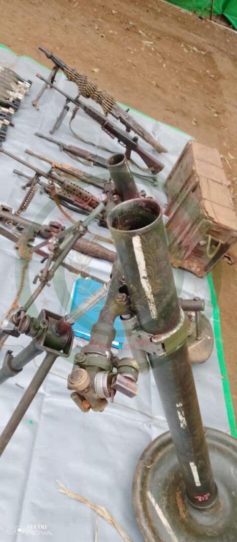 (လယ်ကြီးတပ်စခန်း၌ ဖမ်းဆီးမိသော စစ်သုံ့ပန်းများနှင့် သိမ်းဆည်းရရှိသော လက်နက်ခဲယမ်းများ။ ဓာတ်ပုံ - The Ta'ang Post)