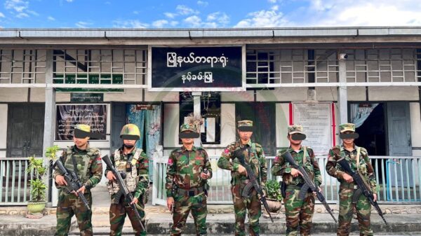 (နမ့်ခမ်းမြို့တရားရုံးရှေ့၌ လုံခြုံရေးယူနေသော TNLA တပ်သားများကို နိုဝင်ဘာအတွင်းက တွေ့ရစဉ်။ ဓာတ်ပုံ - TNLA)