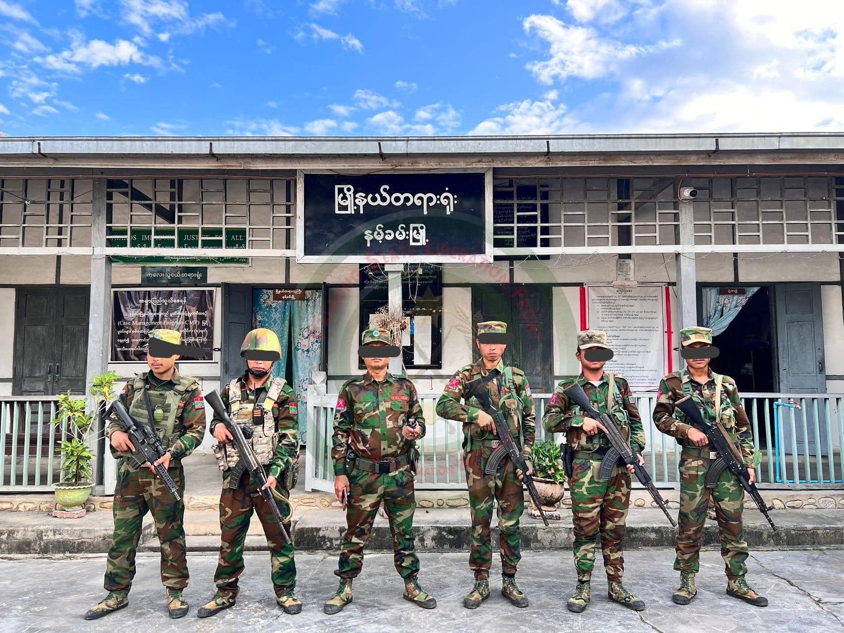 (နမ့်ခမ်းမြို့တရားရုံးရှေ့၌ လုံခြုံရေးယူနေသော TNLA တပ်သားများကို နိုဝင်ဘာအတွင်းက တွေ့ရစဉ်။ ဓာတ်ပုံ - TNLA)