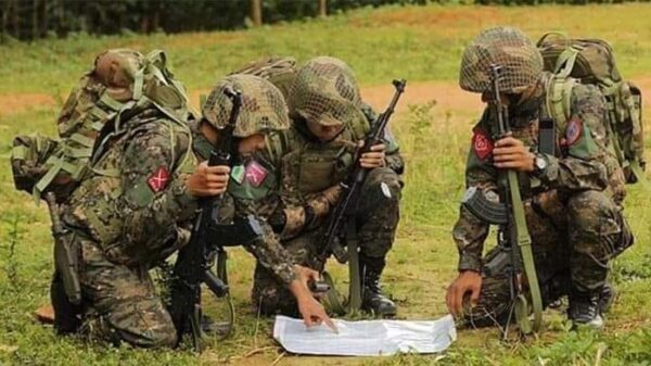 (ညီ​​​​​နောင်မဟာမိတ် ၃ ဖွဲ့မှ တပ်ဖွဲ့ဝင်များ။ဓါတ်ပုံ-AA)
