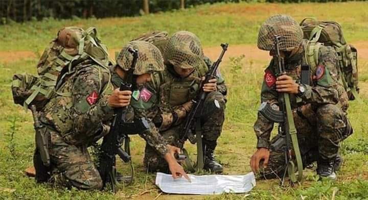 (ညီ​​​​​နောင်မဟာမိတ် ၃ ဖွဲ့မှ တပ်ဖွဲ့ဝင်များ။ဓါတ်ပုံ-AA)
