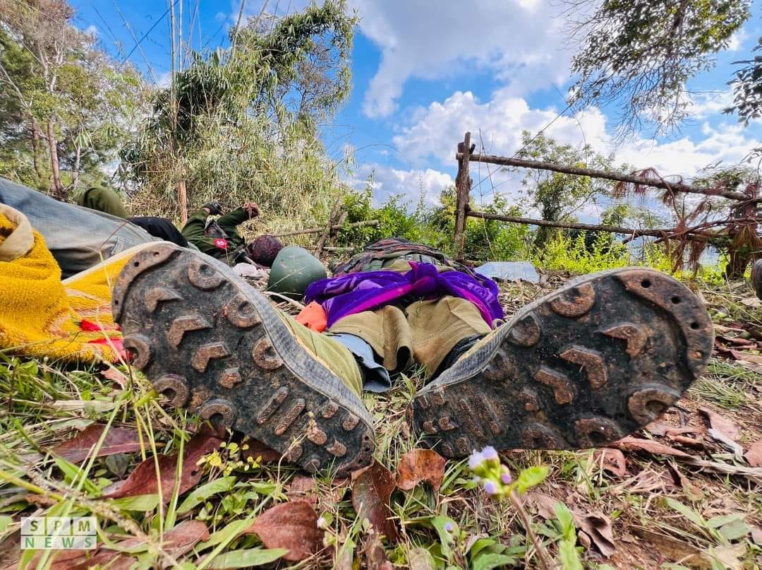 (ကိုးကန့်ဒေသမြောက်ပိုင်း စစ်ဆင်ရေးတွင်သေဆုံးခဲ့သော စကခ (၁၂) မှ တပ်မမှူးအောင်ဇော်လင်း၏ စစ်အသုံးအသုံးအဆောင်အချို့နှင့် မန်တုံ အခြေစိုက် ခလရ ၁၃၀ ကိုတော်လှန်ရေးအဖွဲ့များကသိမ်းပိုက်ပြီးနောက်မြင်ကွင်း။ ဓါတ်ပုံ-The Kokang ၊ ရွှေဖီမြေ သတင်းဌာန)